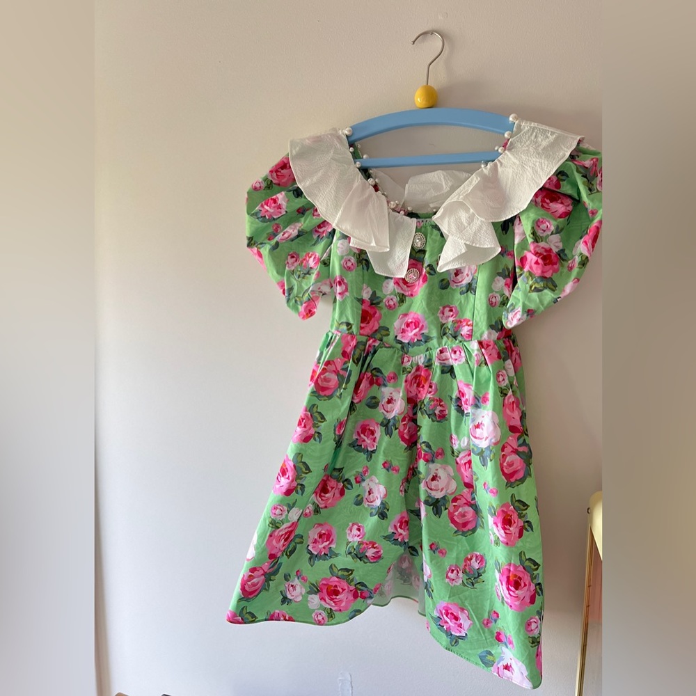 Floral puff sleeves dress with ruffle detailing collar with faux pearls.